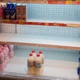 Zašto jutros nije bilo mleka u nekim prodavnicama u Beogradu: Da li se čekalo poskupljenje ili je zaista nestašica? 11