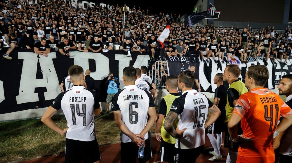 Navijači terali fudbalere Partizana da skandiraju „uprava, napolje“ (VIDEO) 1