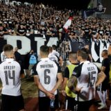 Navijači terali fudbalere Partizana da skandiraju „uprava, napolje“ (VIDEO) 10