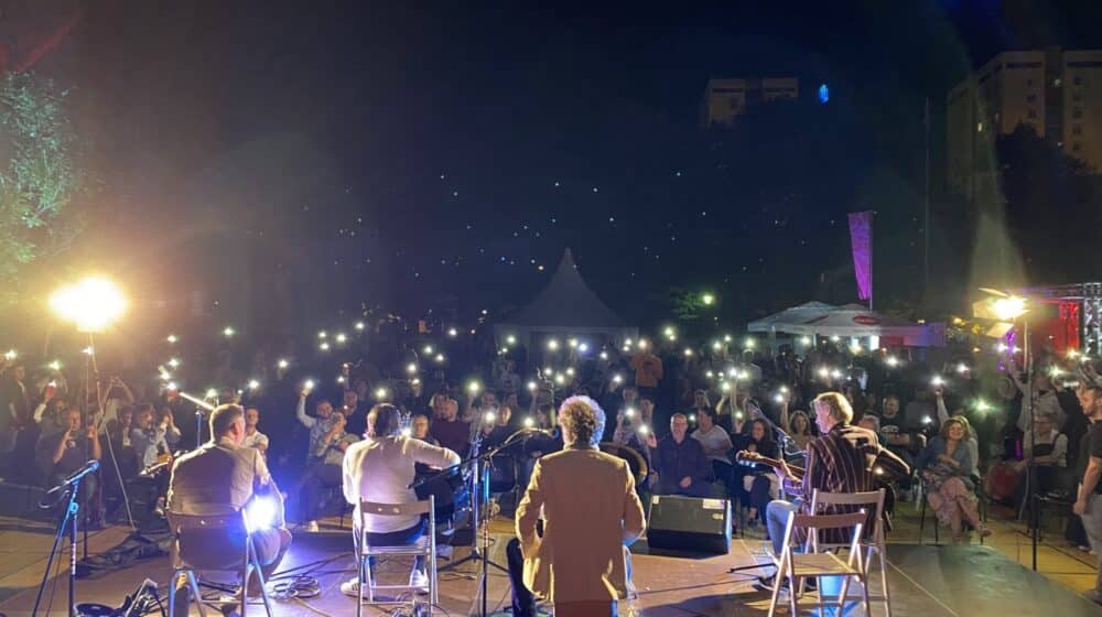 Omaž Skenderiji, Sarajevu i Zabranjenom pušenju 1