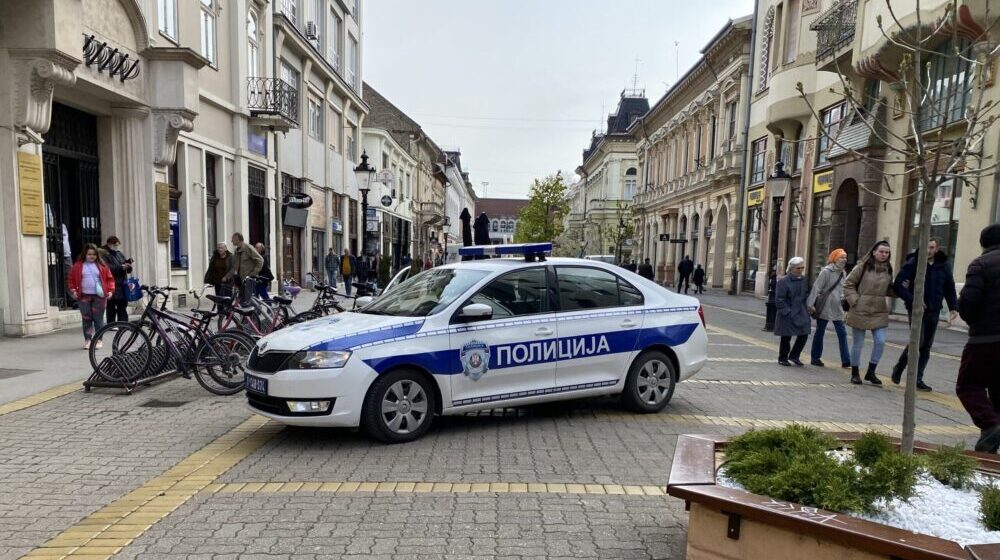 Subotica: Uhapšeni zbog sumnje da su ukrali novac iz više knjižara i butika 1