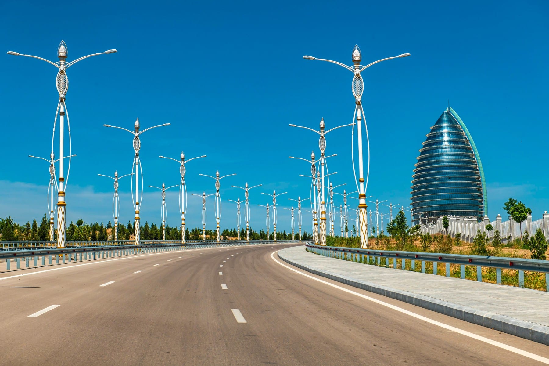 "Zatvoreni smo u zlatnoj kugli": Prestonica jedne od najzatvorenijih zemalja na svetu - mermer, bašte i puste ulice 2