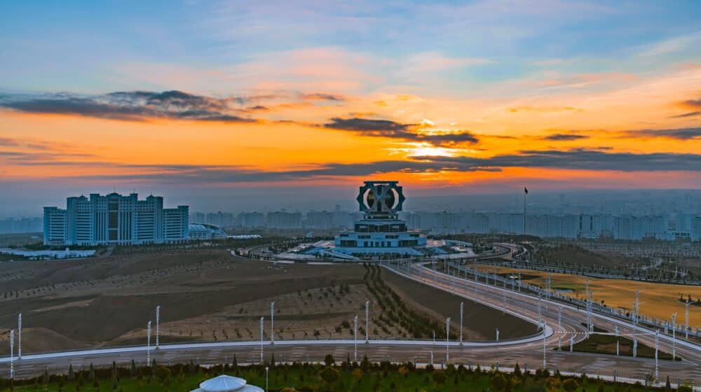 "Zatvoreni smo u zlatnoj kugli": Prestonica jedne od najzatvorenijih zemalja na svetu - mermer, bašte i puste ulice 1