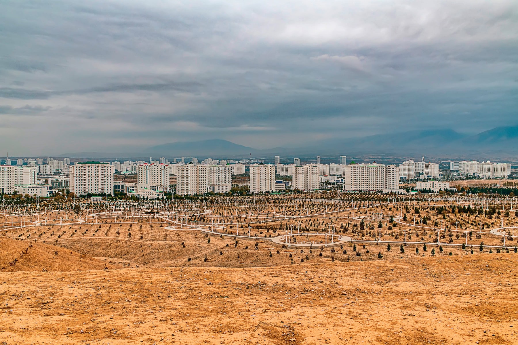 "Zatvoreni smo u zlatnoj kugli": Prestonica jedne od najzatvorenijih zemalja na svetu - mermer, bašte i puste ulice 3