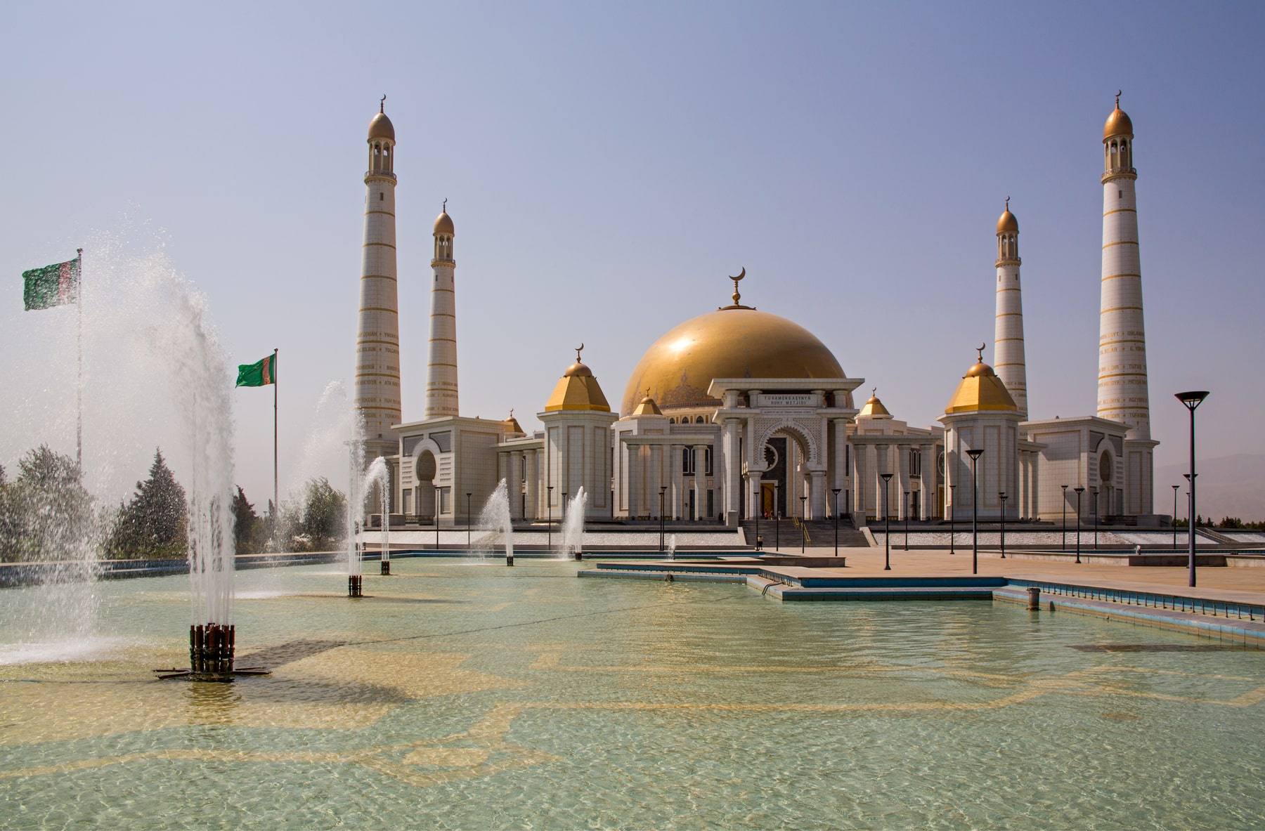 "Zatvoreni smo u zlatnoj kugli": Prestonica jedne od najzatvorenijih zemalja na svetu - mermer, bašte i puste ulice 4