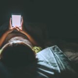 Zašto ne treba držati telefon pored glave tokom noći? 12