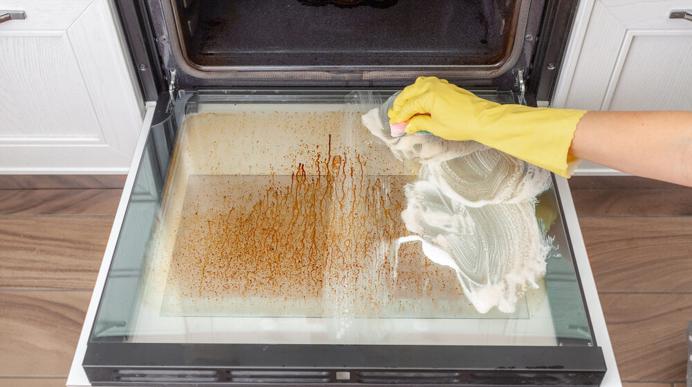 Trik za odmašćivanje rerne: Ovim metodom nećete izgrebati staklo pećnice 1