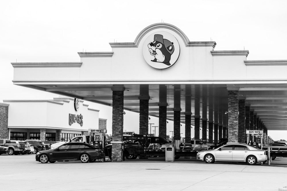 Najveća benzinska pumpa na svetu "priča" za sebe: 71 toalet, 96 benzinskih stanica i 655 parking mesta - imaju čak i svoju pijacu 2 Najveća benzinska pumpa na svetu "priča" za sebe: 71 toalet, 96 benzinskih stanica i 655 parking mesta - imaju čak i svoju pijacu 2