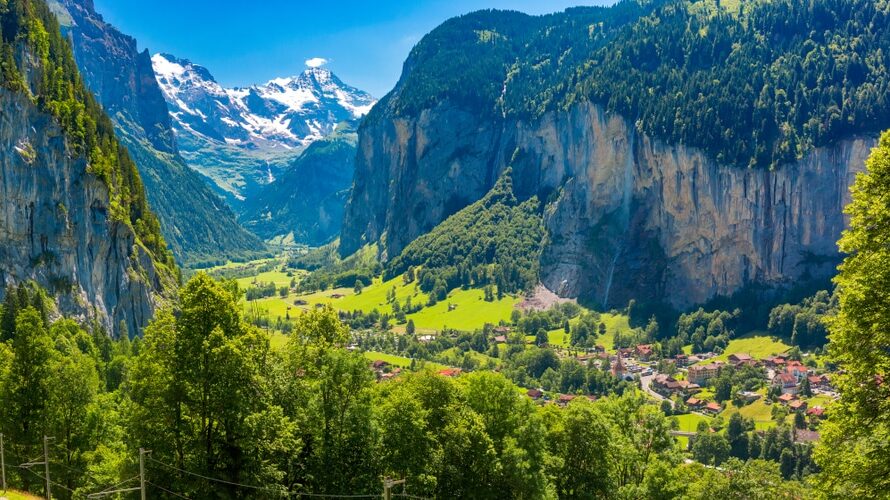Švajcarsko selo koje je inspirisalo "Gospodara prstenova": Mesto sa 72 vodopada koje možete obići za dan (FOTO) 1
