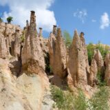 Varoš u koju se ide zbog čudnih tornjeva, kiselih izvora ali i jela ispod sača 2