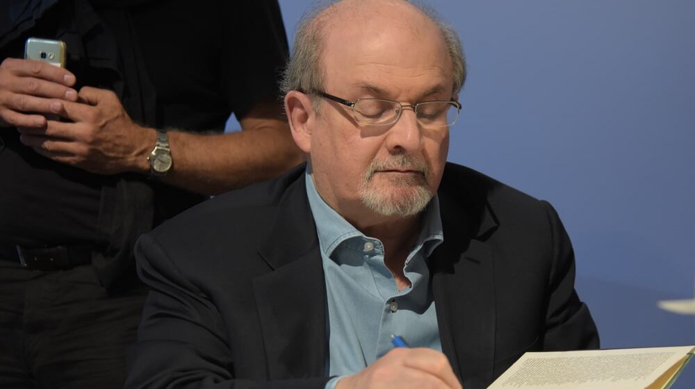 Pisac Salman Ruždi nakon napada završio na respiratoru, možda izgubi oko 1