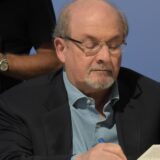 Pisac Salman Ruždi nakon napada završio na respiratoru, možda izgubi oko 12