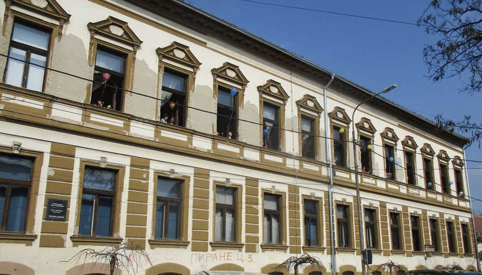Prvog dana škole u Zrenjaninu skraćeni časovi i protest ispred gradske kuće 1