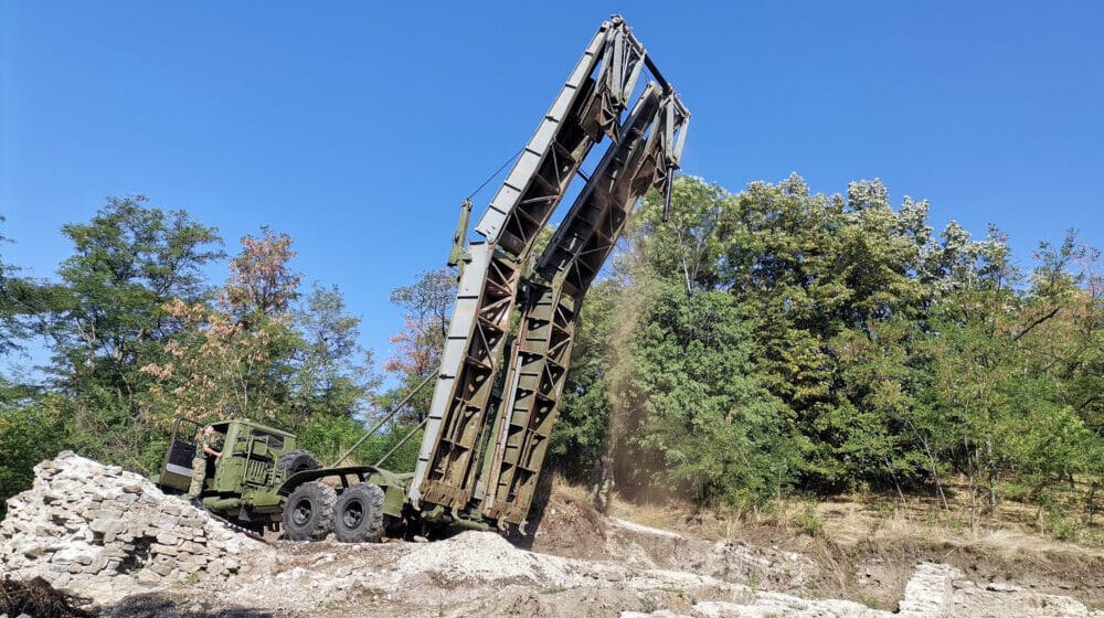Vojska Srbije postavila privremeni most na brdu Hisar u Prokuplju 1