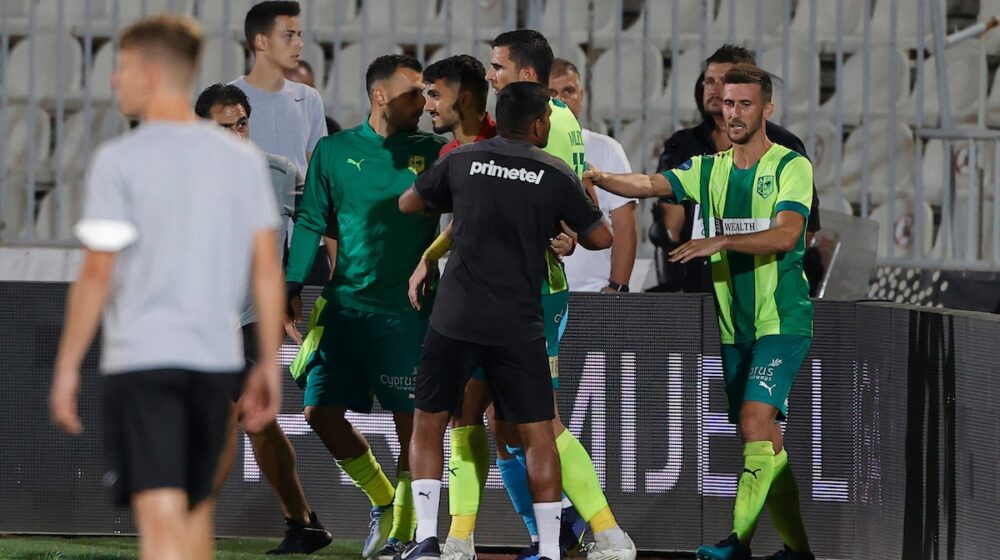 Fudbaler AEK Nenad Tomović udario fotoreportera posle meča u Humskoj (VIDEO) 1