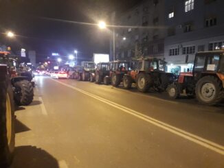 viber_image_2022-08-10_23-32-03-090 Noć pala, ali sve više paora na protestu, svi čekaju jutro i sastanak sa premijerkom (FOTO) 10