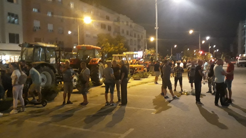 Noć pala, ali sve više paora na protestu, svi čekaju jutro i sastanak sa premijerkom (FOTO) 15