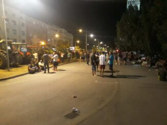 Noć pala, ali sve više paora na protestu, svi čekaju jutro i sastanak sa premijerkom (FOTO) 2