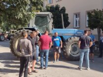 Noćna dežurstva na blokadi u Rači kod Kragujevca, poljoprivrednike sutra prima predsednik opštine 12