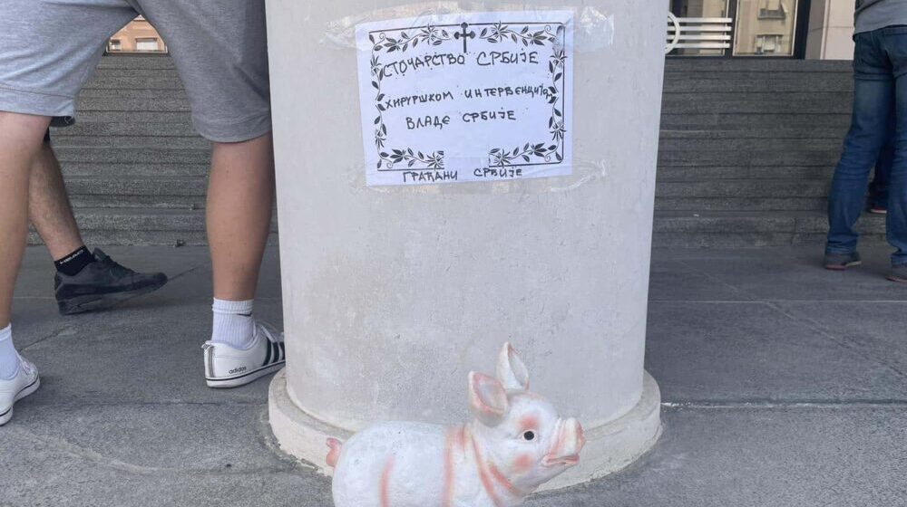 Osvanula umrlica srpskom stočarstvu na zgradi Banovine 1