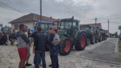 Kragujevac: Veċ pet sati traje blokada centra grada, Kragujevčani poljoprivrednike služe kafom i osveženjem 12