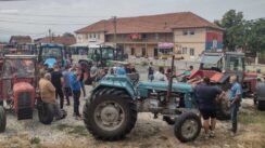 Kragujevac: Veċ pet sati traje blokada centra grada, Kragujevčani poljoprivrednike služe kafom i osveženjem 11