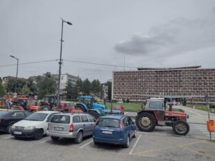 Kragujevac: Veċ pet sati traje blokada centra grada, Kragujevčani poljoprivrednike služe kafom i osveženjem 10