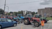 Kragujevac: Veċ pet sati traje blokada centra grada, Kragujevčani poljoprivrednike služe kafom i osveženjem 8