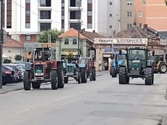 Kragujevac: Veċ pet sati traje blokada centra grada, Kragujevčani poljoprivrednike služe kafom i osveženjem 13