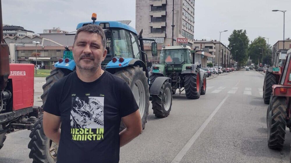 Kragujevac: Veċ pet sati traje blokada centra grada, Kragujevčani poljoprivrednike služe kafom i osveženjem 5
