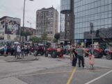 Kragujevac: Veċ pet sati traje blokada centra grada, Kragujevčani poljoprivrednike služe kafom i osveženjem 3