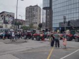 Protest poljoprivrednika, Kragujevac Kragujevac: Veċ pet sati traje blokada centra grada, Kragujevčani poljoprivrednike služe kafom i osveženjem 3