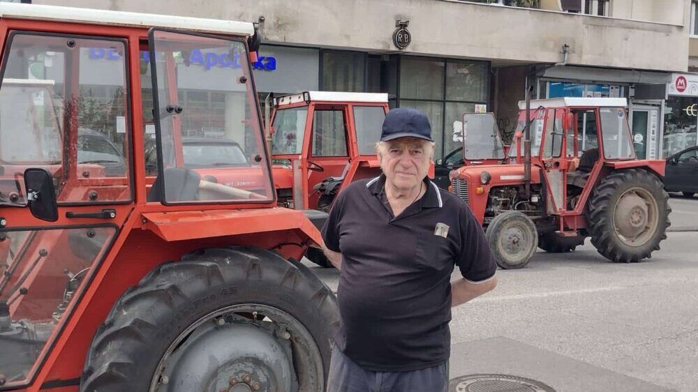 Kragujevac: Veċ pet sati traje blokada centra grada, Kragujevčani poljoprivrednike služe kafom i osveženjem 6