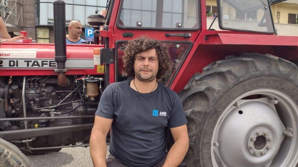 Kragujevac: Veċ pet sati traje blokada centra grada, Kragujevčani poljoprivrednike služe kafom i osveženjem 7