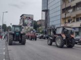 Kragujevac: Veċ pet sati traje blokada centra grada, Kragujevčani poljoprivrednike služe kafom i osveženjem 4