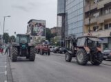 Protest poljoprivrednika, Kragujevac Kragujevac: Veċ pet sati traje blokada centra grada, Kragujevčani poljoprivrednike služe kafom i osveženjem 4