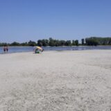 (FOTO) Kad Dunav "nestane": Nepregledni peščani sprudovi na Oficircu, Novosađani se osećaju kao na Kubi 5