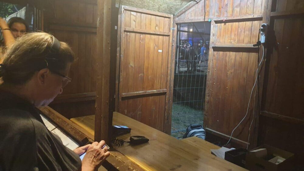 Problemi na ulazu na Beer Fest: Šalteri prazni, internet ne radi, organizatori saopštili da je ulaz danas bez uslova za konzumaciju 3 Problemi na ulazu na Beer Fest: Šalteri prazni, internet ne radi, organizatori saopštili da je ulaz danas bez uslova za konzumaciju 6