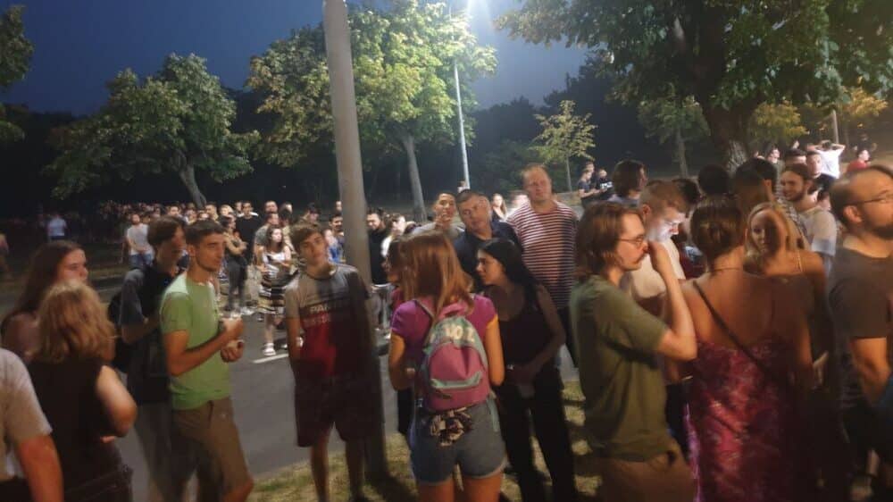 Problemi na ulazu na Beer Fest: Šalteri prazni, internet ne radi, organizatori saopštili da je ulaz danas bez uslova za konzumaciju 2 Problemi na ulazu na Beer Fest: Šalteri prazni, internet ne radi, organizatori saopštili da je ulaz danas bez uslova za konzumaciju 2