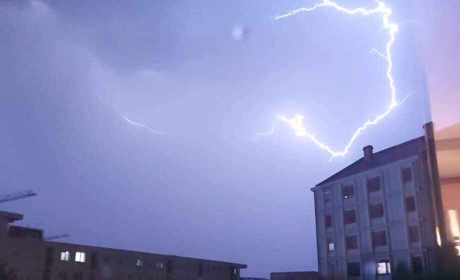 Snažno nevreme pogodilo Vojvodinu i delove Zapadne Srbije, u Beogradu goreo splav usled udara groma 1