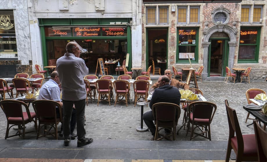 Kombi uleteo u baštu kafića u centru Brisela 1