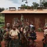 Smehom se bore protiv neprijatelja: Pleme Mbuti - neobičan život najnižih, a najsnažnijih žena na svetu 6