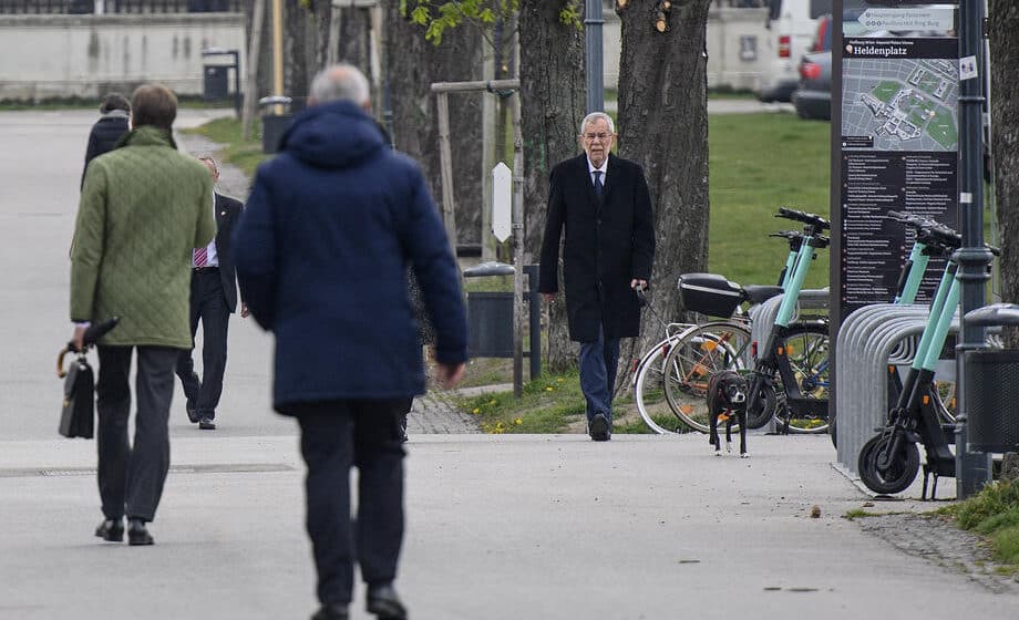 Predsednik Austrije se okliznuo dok je šetao parkom: Zadobio lakši potres mozga 1