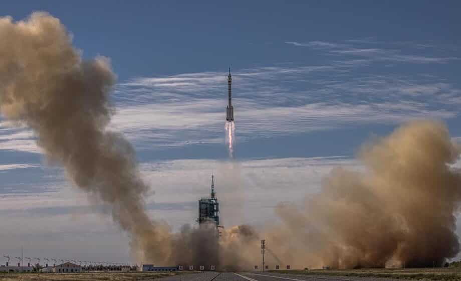 Kina Lansira satelit