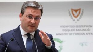 Ministar kulture Nikola Selaković osudio je danas održavanje okruglog stola o ustaškom logoru Jasenovac u Saboru Hrvatske kao "bahato izvrtanje istine o jednom od najužasnijih zločina 20. veka".