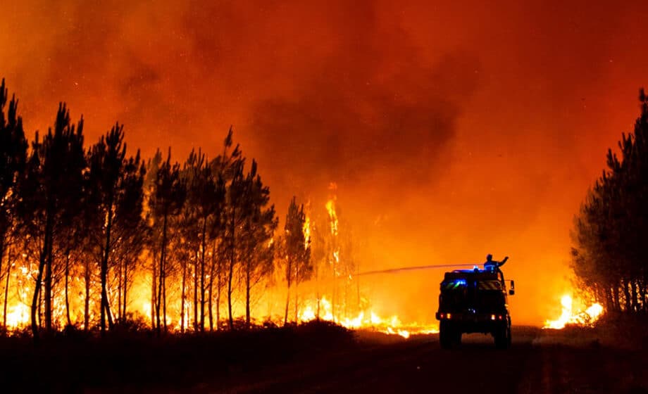 Francuski vatrogasci se bore protiv “monstruoznog” požara u blizini Bordoa, 10.000 ljudi evakuisano 1