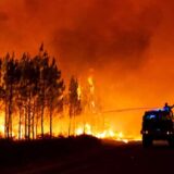 Francuski vatrogasci se bore protiv “monstruoznog” požara u blizini Bordoa, 10.000 ljudi evakuisano 10