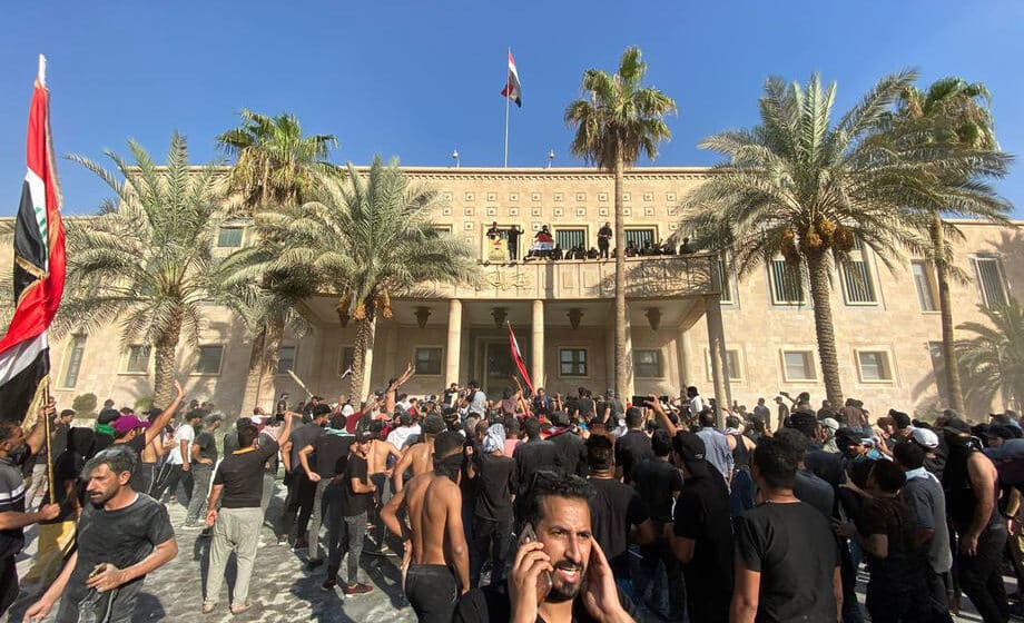 Irački šiitski sveštenik najavio ostavku, sledbenici odgovorili upadom u vladu, ubijeno 12 demonstranata 1