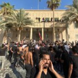 Irački šiitski sveštenik najavio ostavku, sledbenici odgovorili upadom u vladu, ubijeno 12 demonstranata 15