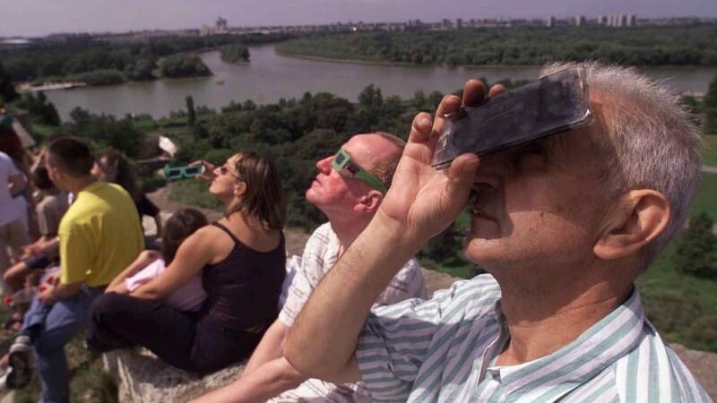 (FOTO) Kako su u Srbiji, a kako u ostatku Evrope dočekali pomračenje Sunca 1999. godine? 1